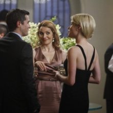 Dave Annable insieme a Mili Avital e Rachel Taylor in una scena dell'episodio Murmurations della prima stagione di 666 Park Avenue