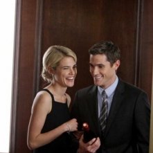 Dave Annable insieme a Rachel Taylor in una scena dell'episodio Murmurations della prima stagione di 666 Park Avenue