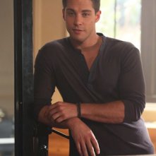 Dean Geyer durante una scena dell'episodio Makeover della terza stagione di Glee