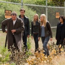Joshua Jackson, Georgina Haig, Jasika Nicole, John Noble e Anna Torv in una scena dell'episodio In Absentia della quinta stagione di Fringe