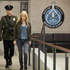 Joshua Jackson con Georgina Haig in una scena dell'episodio In Absentia della quinta stagione di Fringe