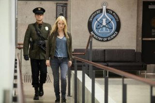 Joshua Jackson con Georgina Haig in una scena dell'episodio In Absentia della quinta stagione di Fringe