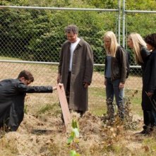 Joshua Jackson insieme a Georgina Haig, Jasika Nicole, John Noble e Anna Torv in una scena dell'episodio In Absentia della quinta stagione di Fringe