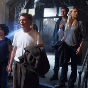 Joshua Jackson, Jasika Nicole, John Noble e Anna Torv in una scena dell'episodio In Absentia della quinta stagione di Fringe