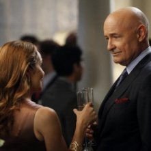 Mili Avital con Terry O'Quinn in una scena dell'episodio Murmurations della prima stagione di 666 Park Avenue