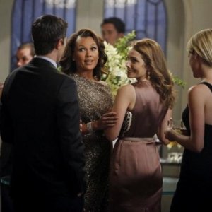 Mili Avital con Vanessa Williams in una scena dell'episodio Murmurations della prima stagione di 666 Park Avenue