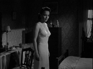 Olivia de Havilland in una scena del thriller Lo specchio scuro (1946)