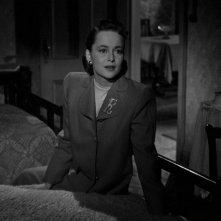 Olivia de Havilland in una sequenza del film Lo specchio scuro (1946)