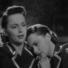 Olivia de Havilland interpreta le due protagoniste del film Lo specchio scuro (1946)