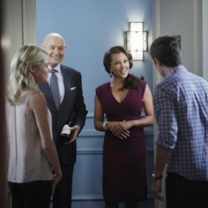 Rachel Taylor, Dave Annable, Terry O'Quinn con Vanessa Williams in una scena dell'episodio Murmurations della prima stagione di 666 Park Avenue