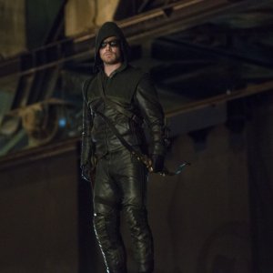 Stephen Amell durante un momento dell'episodio Honor Thy Father della serie TV Arrow