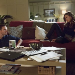 Stephen Amell e Katie Cassidy in una scena dell'episodio Honor Thy Father della serie TV Arrow
