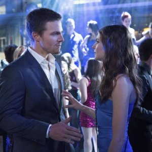 Stephen Amell e Willa Holland in una scena del pilot di Arrow