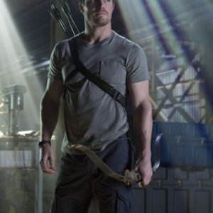 Stephen Amell in un momento del pilot di Arrow
