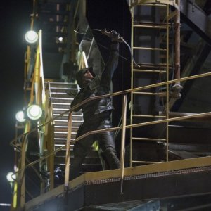 Stephen Amell in un momento dell'episodio Honor Thy Father della serie TV Arrow