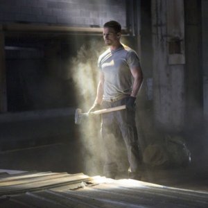 Stephen Amell in una scena del pilot di Arrow