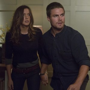 Stephen Amell insieme a Katie Cassidy in un momento dell'episodio Honor Thy Father della serie TV Arrow