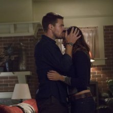 Stephen Amell Insieme A Katie Cassidy In Una Scena Dell Episodio Honor Thy Father Della Serie Tv Arr 253007