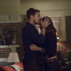 Stephen Amell insieme a Katie Cassidy in una scena dell'episodio Honor Thy Father della serie TV Arrow
