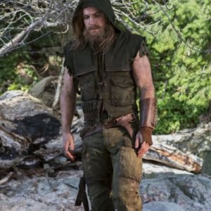 Stephen Amell disperso un un'isola dell'oceano nel pilot di Arrow