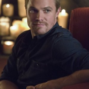 Stephen Amell nell'episodio Honor Thy Father della serie TV Arrow