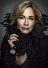 Susanna Thompson in una foto promozionale della prima stagione di Arrow