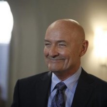 Terry o'Quinn in una scena dell'episodio Murmurations della prima stagione di 666 Park Avenue