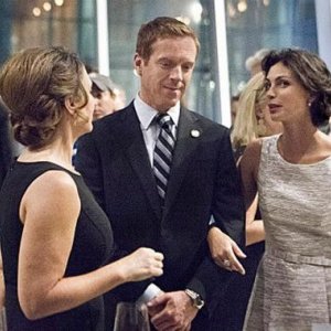 Damian Lewis e Morena Baccarin in una scena della seconda stagione di Homeland