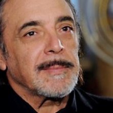 Nino Frassica in un primo piano dalla fiction Casa e bottega