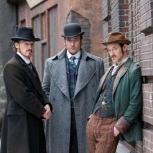 Ripper Street: Matthew MacFadyen, Jerome Flynn ed Adam Rothenberg in una foto promozionale della serie