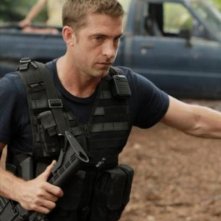 Scott Speedman in una scena dell'episodio Blue on Blue della prima stagione di Last Resort