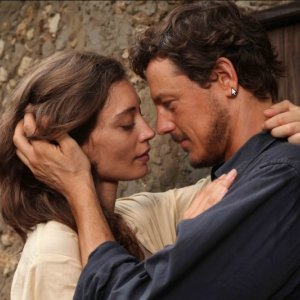 Margareth Madè e Giorgio Lupano in una scena del film tv Il paese delle piccole piogge