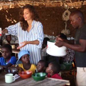 Margareth Madè in una scena del film tv Il paese delle piccole piogge