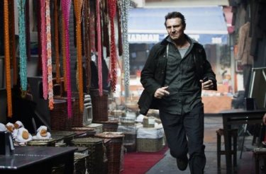 Liam Neeson in Taken 2: una scena del film