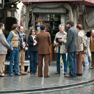 Argo: Ben Affleck in una scena del film con Tate Donovan, Clea DuVall e Rory Cochrane