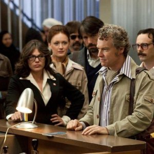 Argo: Ben Affleck in una scena del film con Tate Donovan, Kerry Bishé, Clea DuVall, Scoot McNairy