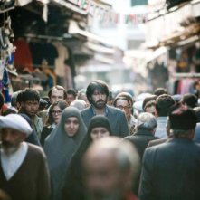 Ben Affleck tra la folla in una suggestiva scena tratta da Argo