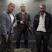 Bruce Willis, Jai Courtney e Sebastian Koch in una scena di Die Hard - Un buon giorno per morire