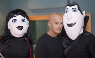 Hotel Transylvania: Claudio Bisio al fianco dei pupazzi giganti di Mavis e Dracula
