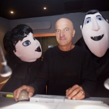 Hotel Transylvania: Claudio Bisio in sala doppiaggio insieme ai pelouche giganti di Mavis e di Dracula
