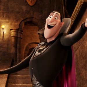 Hotel Transylvania: il conte Dracula sorridente in una scena del film animato