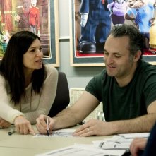 Hotel Transylvania: il regista del film Genndy Tartakovsky a lavoro sui disegni