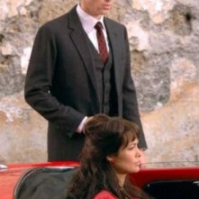 In macchina, Manuela Arcuri in una scena della fiction Pupetta. Una storia italiana