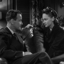 Lo specchio scuro: Lew Ayres con Olivia de Havilland in una scena del film