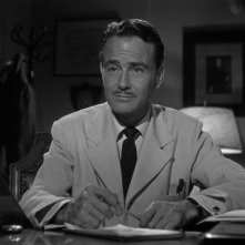 Lo specchio scuro: Lew Ayres in una scena del film