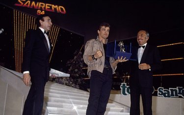 Sanremo 1984: Eros Ramazzotti vince la sezione nuove proposte con Terra promessa. Accanto a lui Pippo Baudo
