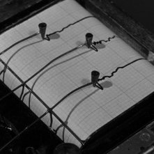 Una scena del film Lo specchio scuro (1946)