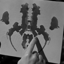 Una sequenza del film Lo specchio scuro (1946) con le macchie di rorschach