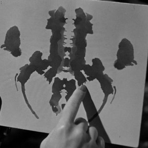 Una sequenza del film Lo specchio scuro (1946) con le macchie di rorschach