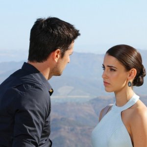 90210: Wes Brown e Jessica Lowndes nell'episodio The Sea Change